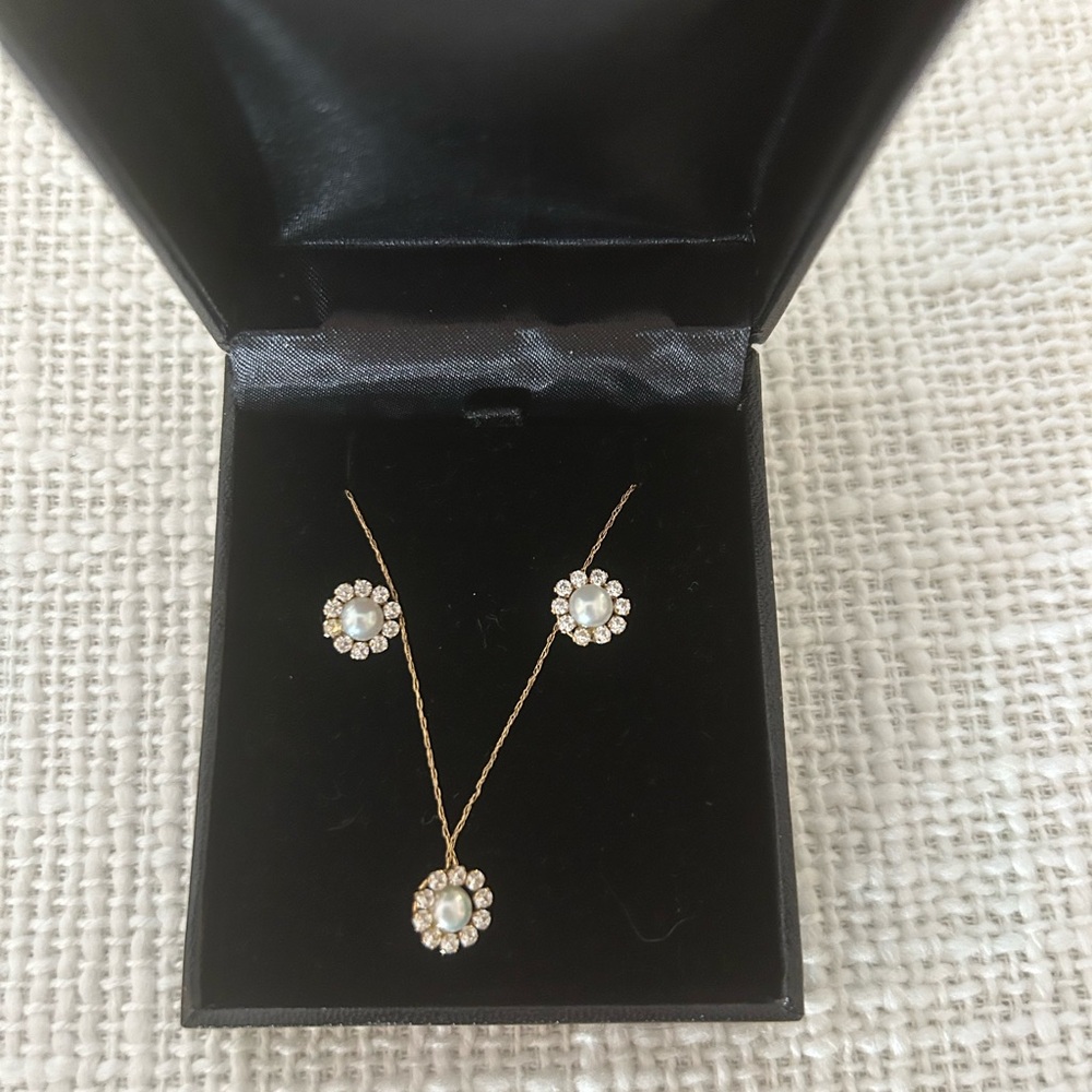 Stunning Pearl/ diamonds set 18” chain 10K gold